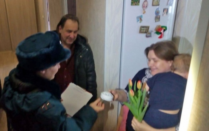 Многодетным мамам вручили датчики, которые предупредят о пожаре Многодетным мамам вручили датчики, которые предупредят о пожаре