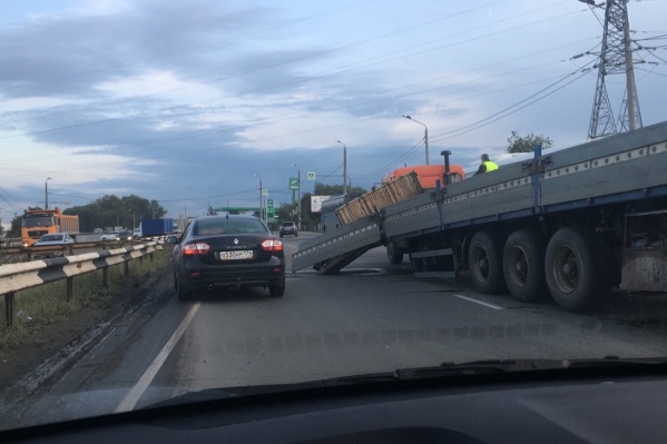 Этой дорогой пользуются жители посёлков Смолино и Новосинеглазово, и путь домой для них пока отрезан Этой дорогой пользуются жители посёлков Смолино и Новосинеглазово, и путь домой для них пока отрезан