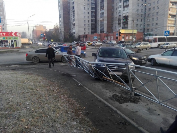 Авария случилась на перекрёстке в Ленинском районе Авария случилась на перекрёстке в Ленинском районе