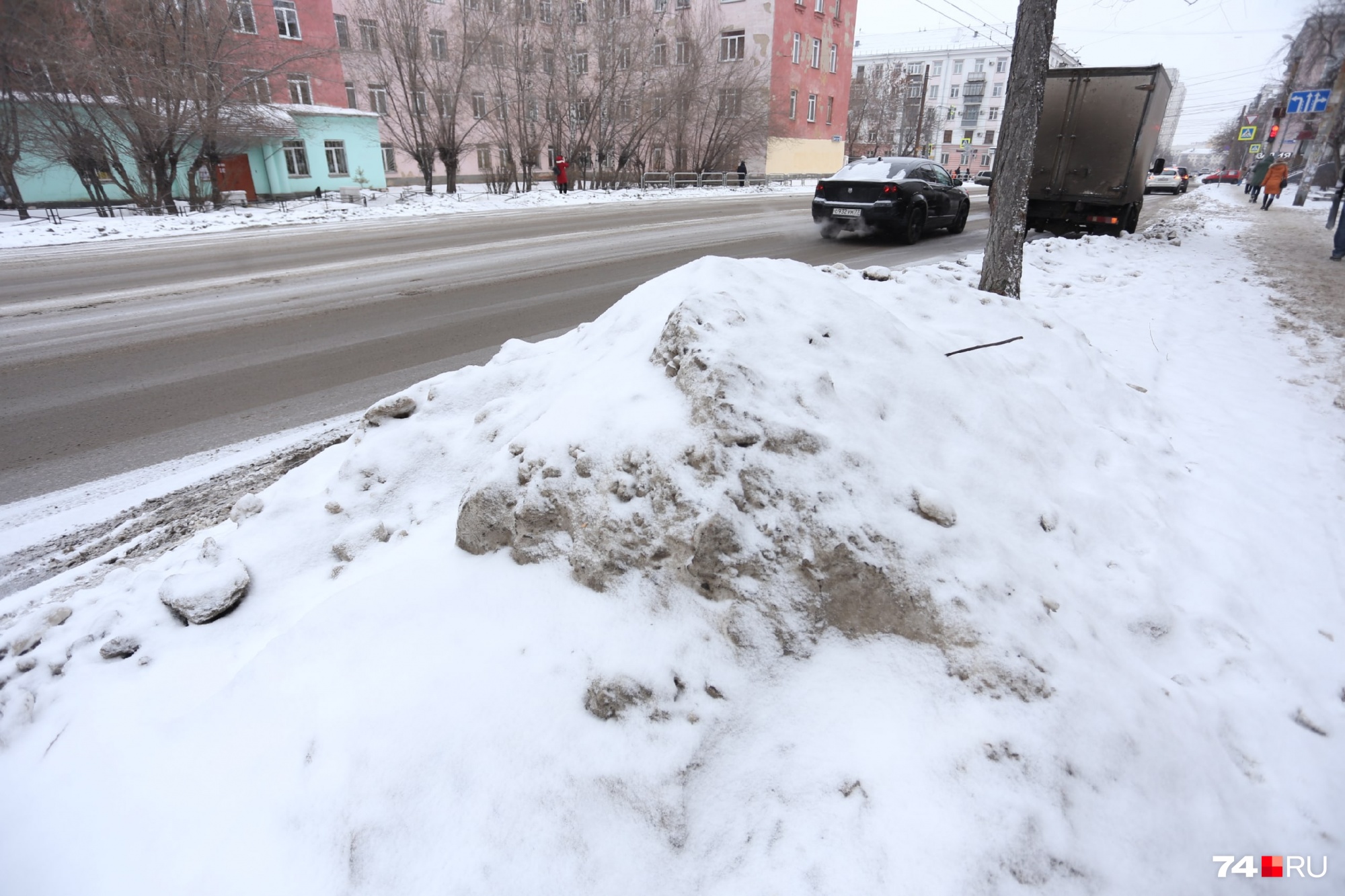 После чистки дорог забыли убрать снег с обочин