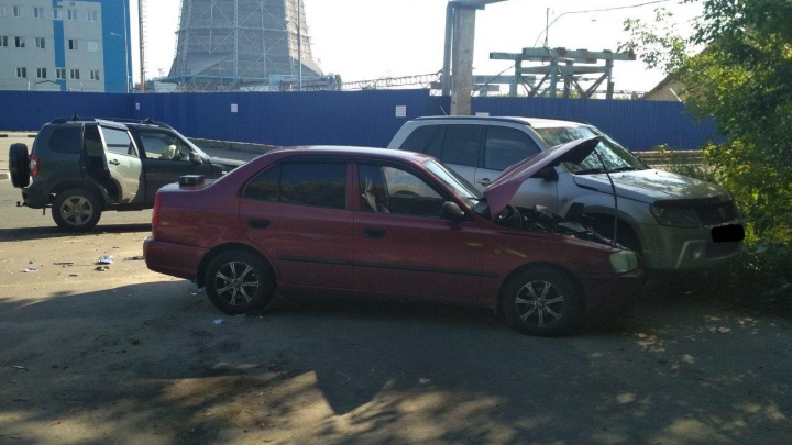 В промзоне в Кстове столкнулись три автомобиля. Есть пострадавший