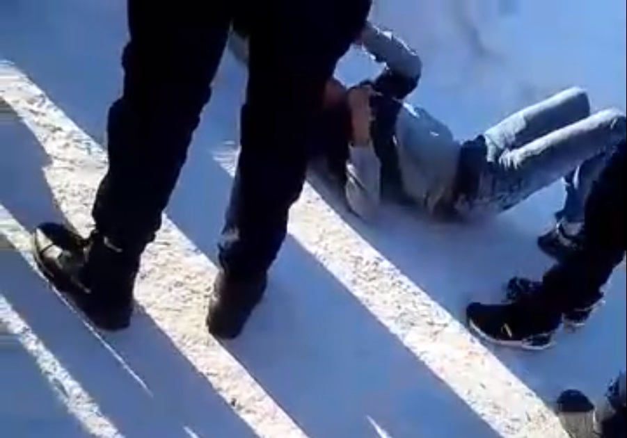 «Можно я один раз его?»: на Урале подростки избили пятиклассника и сняли это на видео