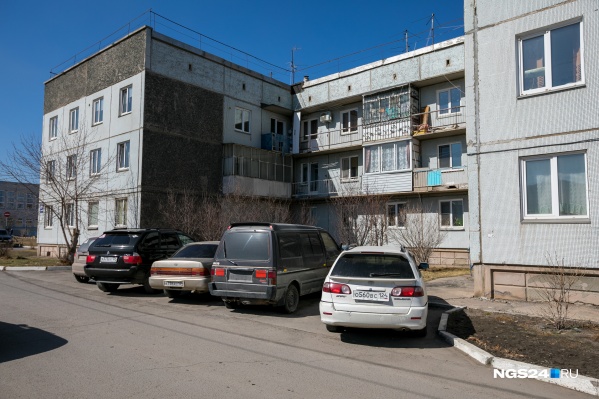 Квартиры в здании детсада выдают домашние шторы, цветы на подоконниках и вещи на балконах Квартиры в здании детсада выдают домашние шторы, цветы на подоконниках и вещи на балконах