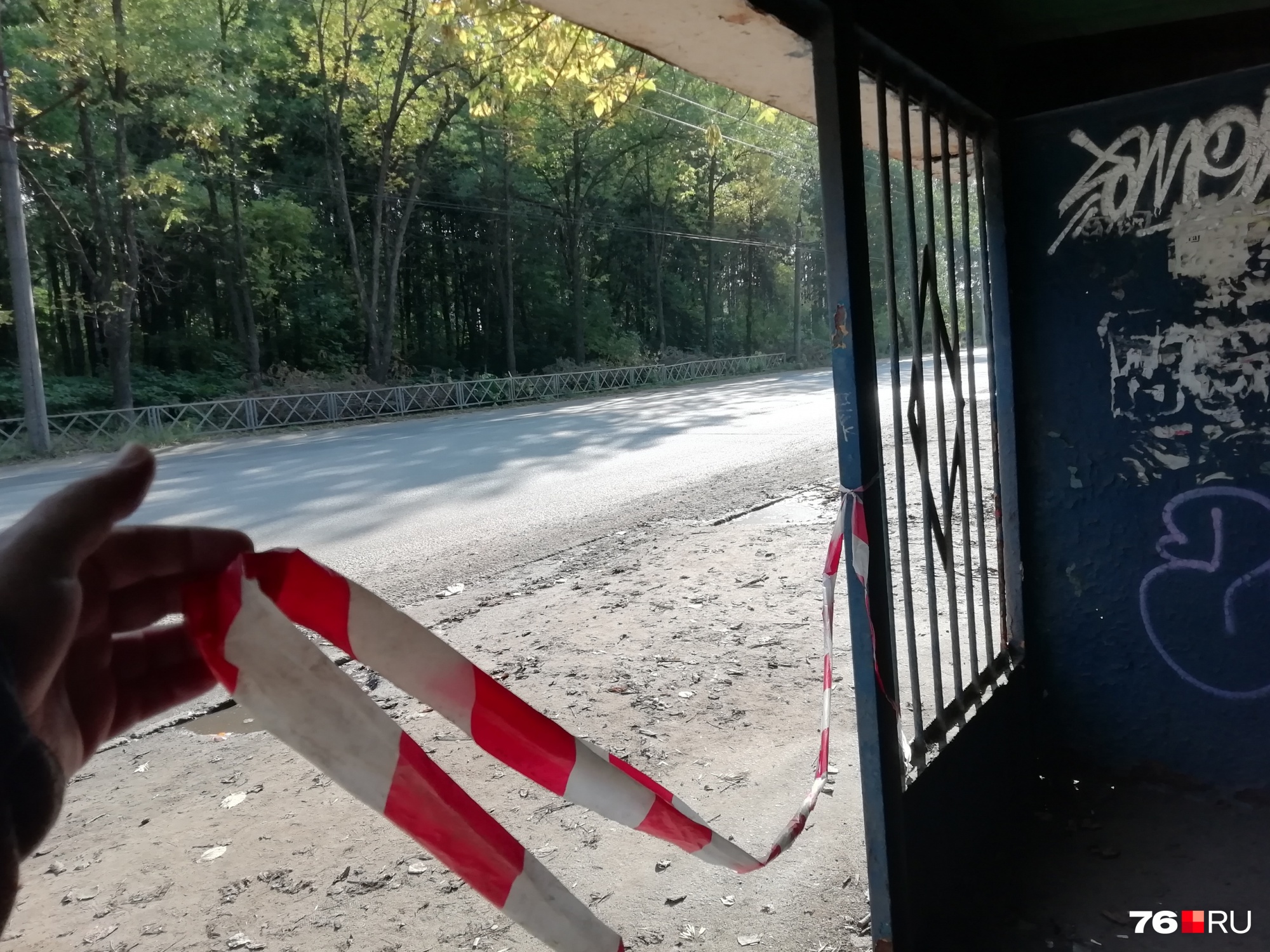Вход в остановку, видимо, перекрывали сигнальной лентой, но местные порвали её и продолжают пользоваться будкой Вход в остановку, видимо, перекрывали сигнальной лентой, но местные порвали её и продолжают пользоваться будкой