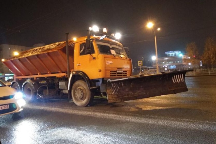 Рабочие посыпают большинство улиц города песчано-соляной смесью Рабочие посыпают большинство улиц города песчано-соляной смесью