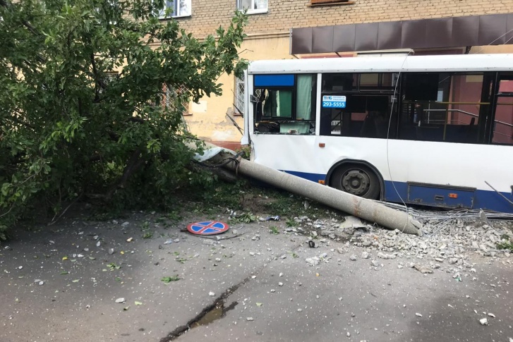 На кадрах с места происшествия видно, что автобус врезался в столб и снёс дерево На кадрах с места происшествия видно, что автобус врезался в столб и снёс дерево