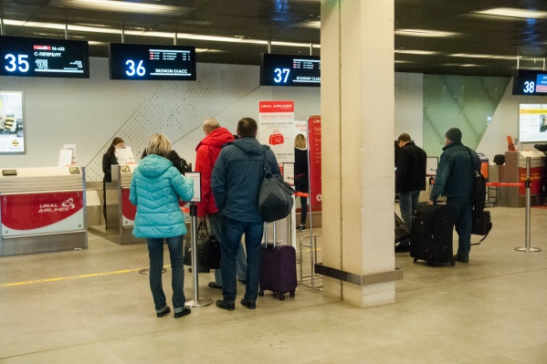 Стоять в очереди для сдачи багажа намного приятнее, когда знаешь, что ты уже занял хорошее место в самолете Стоять в очереди для сдачи багажа намного приятнее, когда знаешь, что ты уже занял хорошее место в самолете