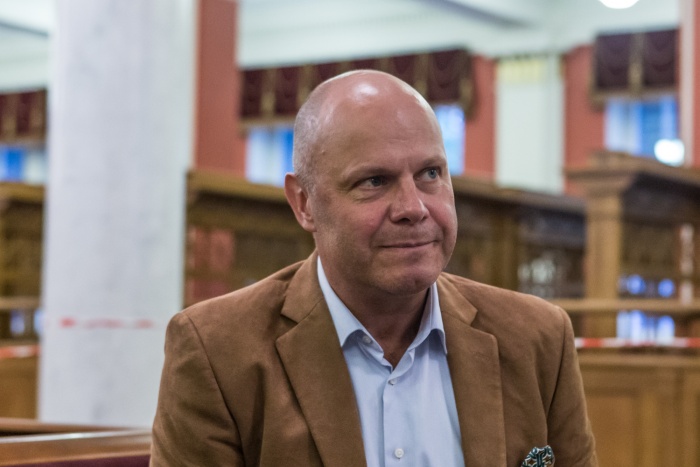 Алексей Кортнев дал небольшое интервью НГС.НОВОСТИ в фойе оперного театра перед концертом на пл. Ленина Алексей Кортнев дал небольшое интервью НГС.НОВОСТИ в фойе оперного театра перед концертом на пл. Ленина
