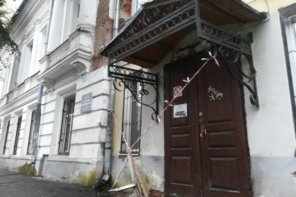 В здании просто опасно находиться В здании просто опасно находиться