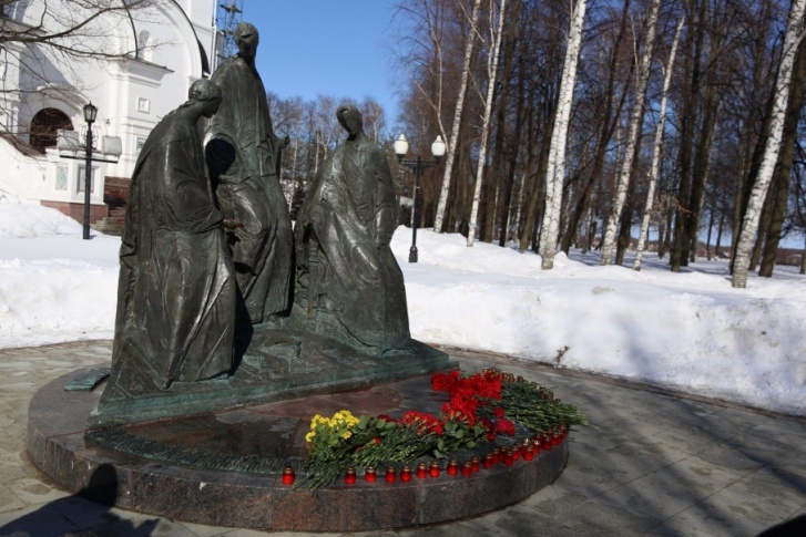 Сегодня весь день несут цветы в память о погибших Сегодня весь день несут цветы в память о погибших