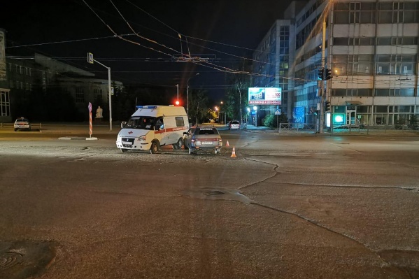 Скорая помощь ехала на вызов и попала в ДТП — пострадала врач Скорая помощь ехала на вызов и попала в ДТП — пострадала врач