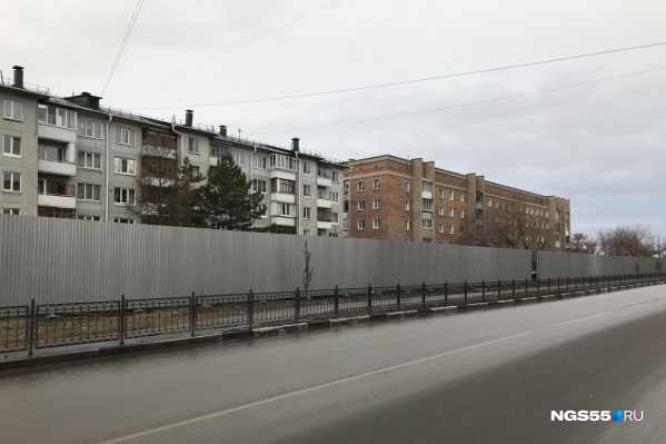 Забор на Транссибирской улице возвели довольно оперативно — всего за день Забор на Транссибирской улице возвели довольно оперативно — всего за день