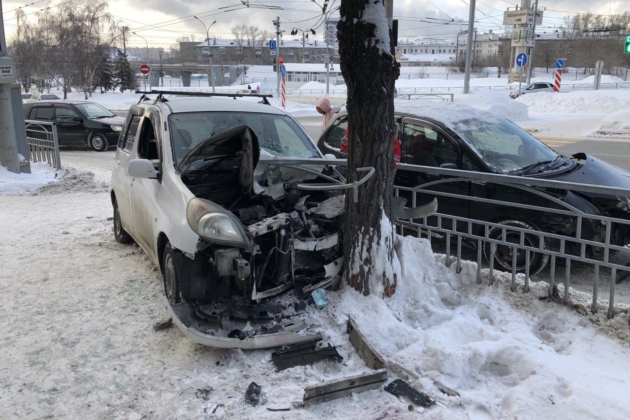 «Тойота» напоролась на забор и влетела в дерево на Красном проспекте