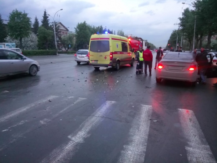 В
результате аварии пострадали девушка и ребёнок 4 лет, которые были госпитализированы. В
результате аварии пострадали девушка и ребёнок 4 лет, которые были госпитализированы.