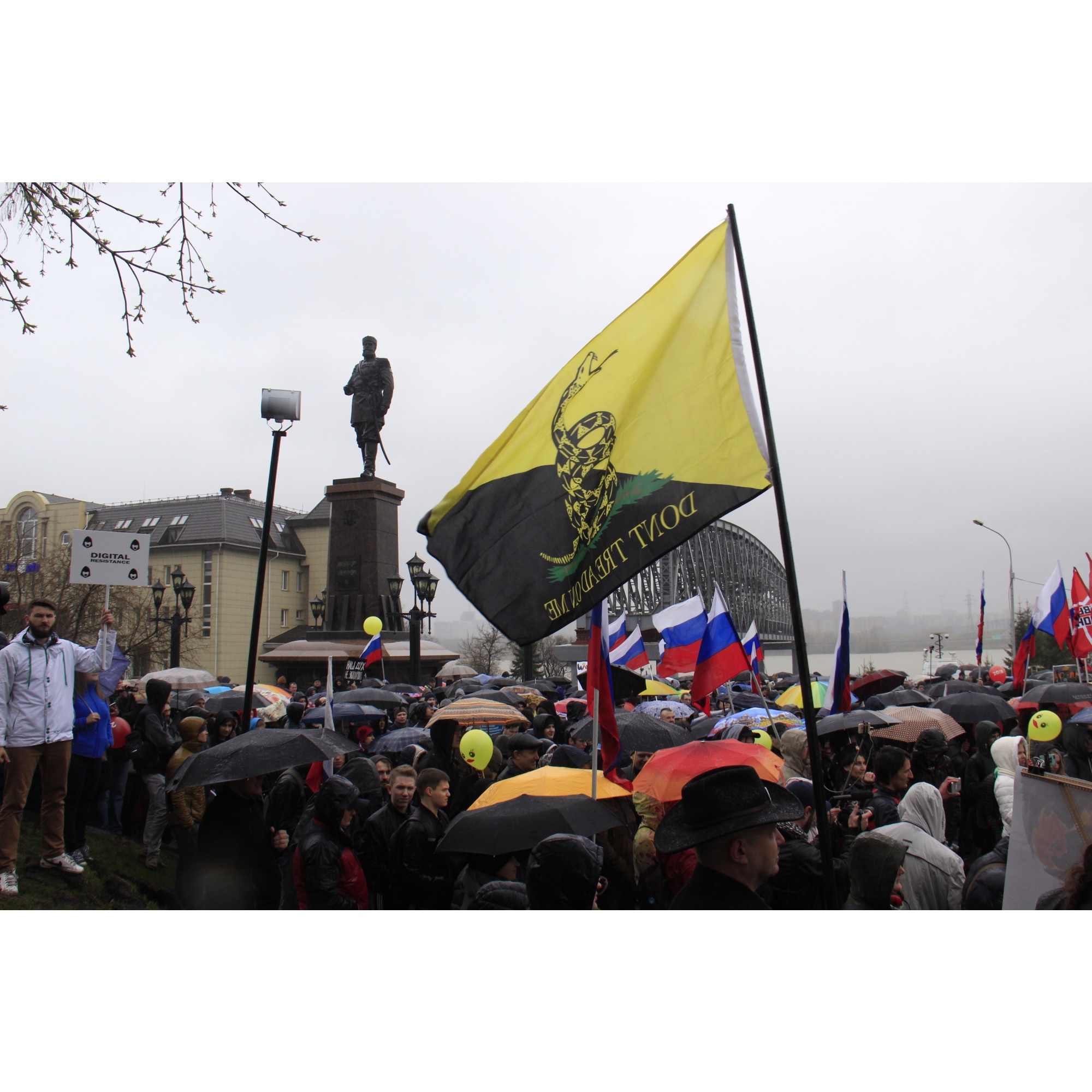Проведя у подножия памятнику чуть больше часа, участники митинга разошлись под накрапывающим дождём Проведя у подножия памятнику чуть больше часа, участники митинга разошлись под накрапывающим дождём
