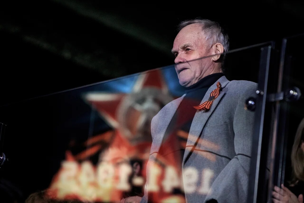 Зал поприветствовал двукратного чемпиона России по боксу («Динамо») Леонида Сажаева Зал поприветствовал двукратного чемпиона России по боксу («Динамо») Леонида Сажаева