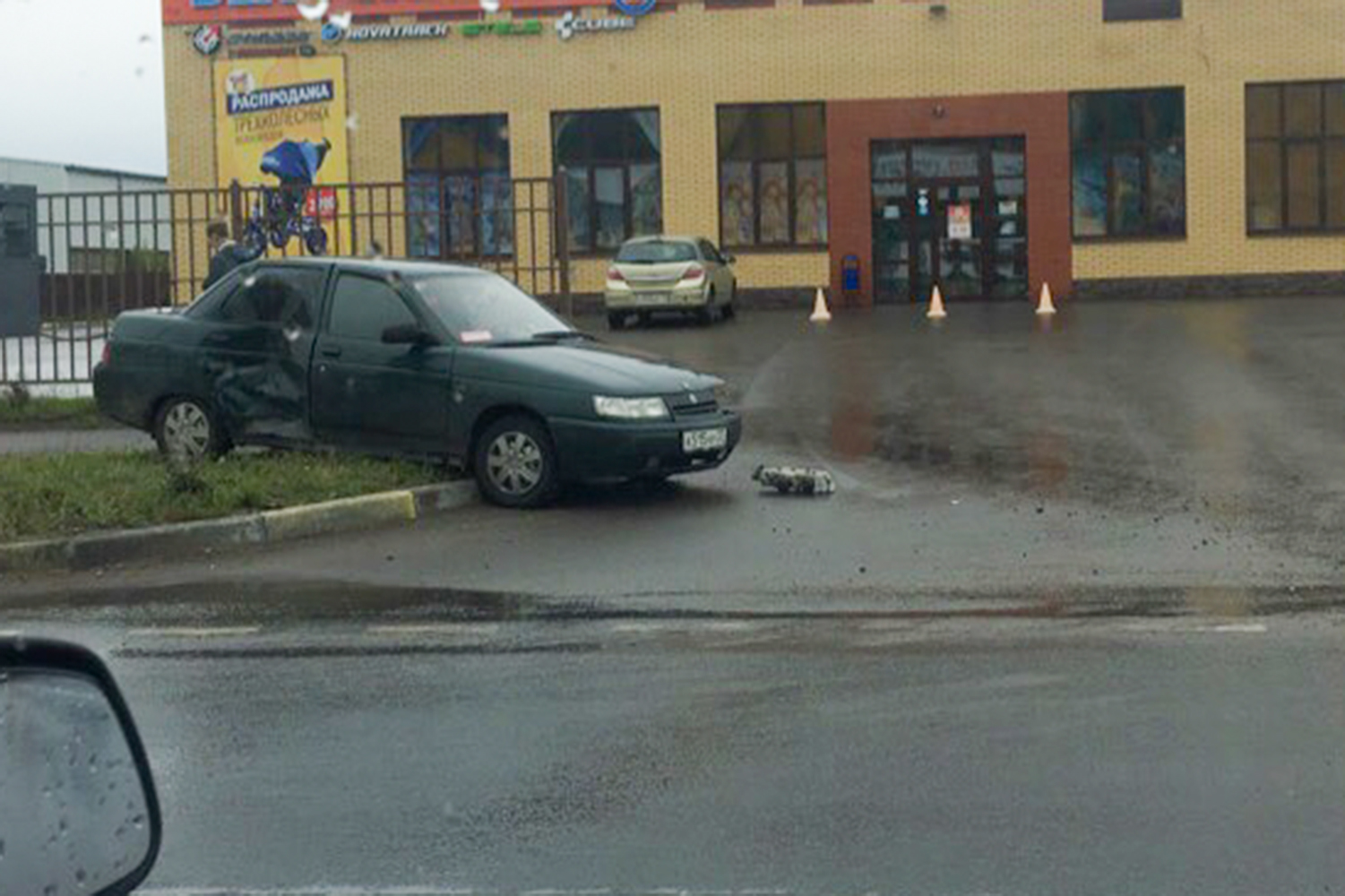 Легковушку выбросило на тротуар: в Дзержинском районе Ярославля столкнулись две машины
