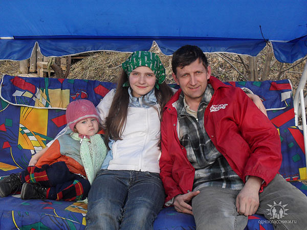 Александр уверен, что дети вообще всегда хотят помогать, хотят приносить пользу, не нужно мешать им это делать Александр уверен, что дети вообще всегда хотят помогать, хотят приносить пользу, не нужно мешать им это делать