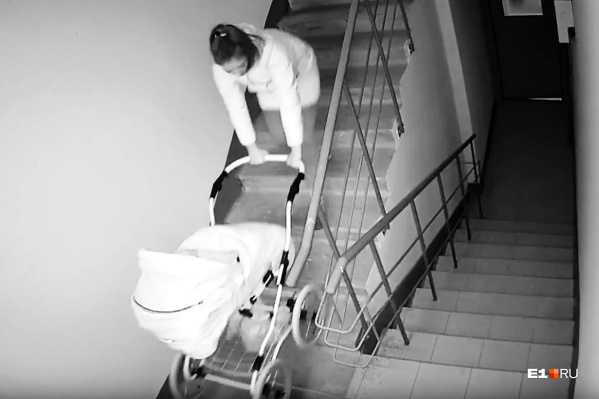 Девушка гуляла по подъезду около часа и затем укатила коляску Девушка гуляла по подъезду около часа и затем укатила коляску
