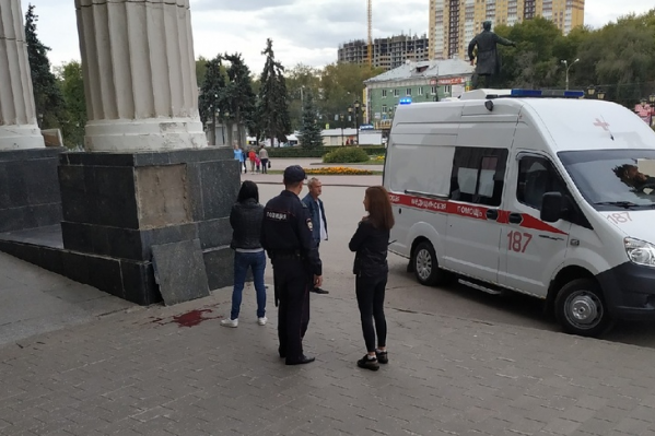 Свидетелями несчастного случая стали горожане, гулявшие в это время на площади. Они сделали фото с места происшествия Свидетелями несчастного случая стали горожане, гулявшие в это время на площади. Они сделали фото с места происшествия