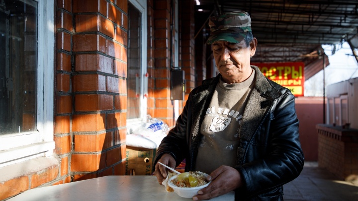 «Это для людей, а не богачей из Москвы»: повар из Афганистана 15 лет кормит пловом Волгоград