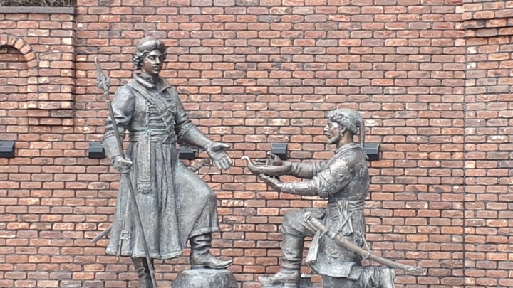 Бронзовый подарок: в Ростове установили памятник Петру Великому