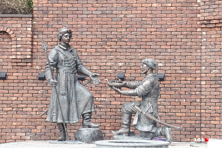 В Ростове установили памятник Петру I 