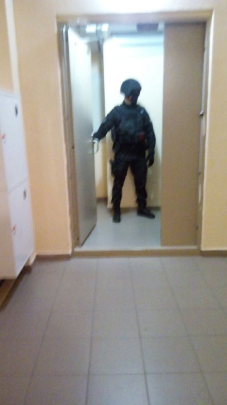 Дверь в коридор, которая ведёт от лифтов, открывают с разрешения силовиков Дверь в коридор, которая ведёт от лифтов, открывают с разрешения силовиков