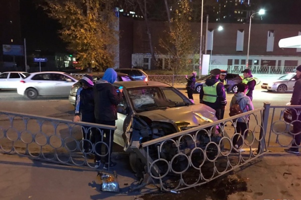 Часто после столкновений попавшие в ДТП машины сносят дорожные ограждения Часто после столкновений попавшие в ДТП машины сносят дорожные ограждения