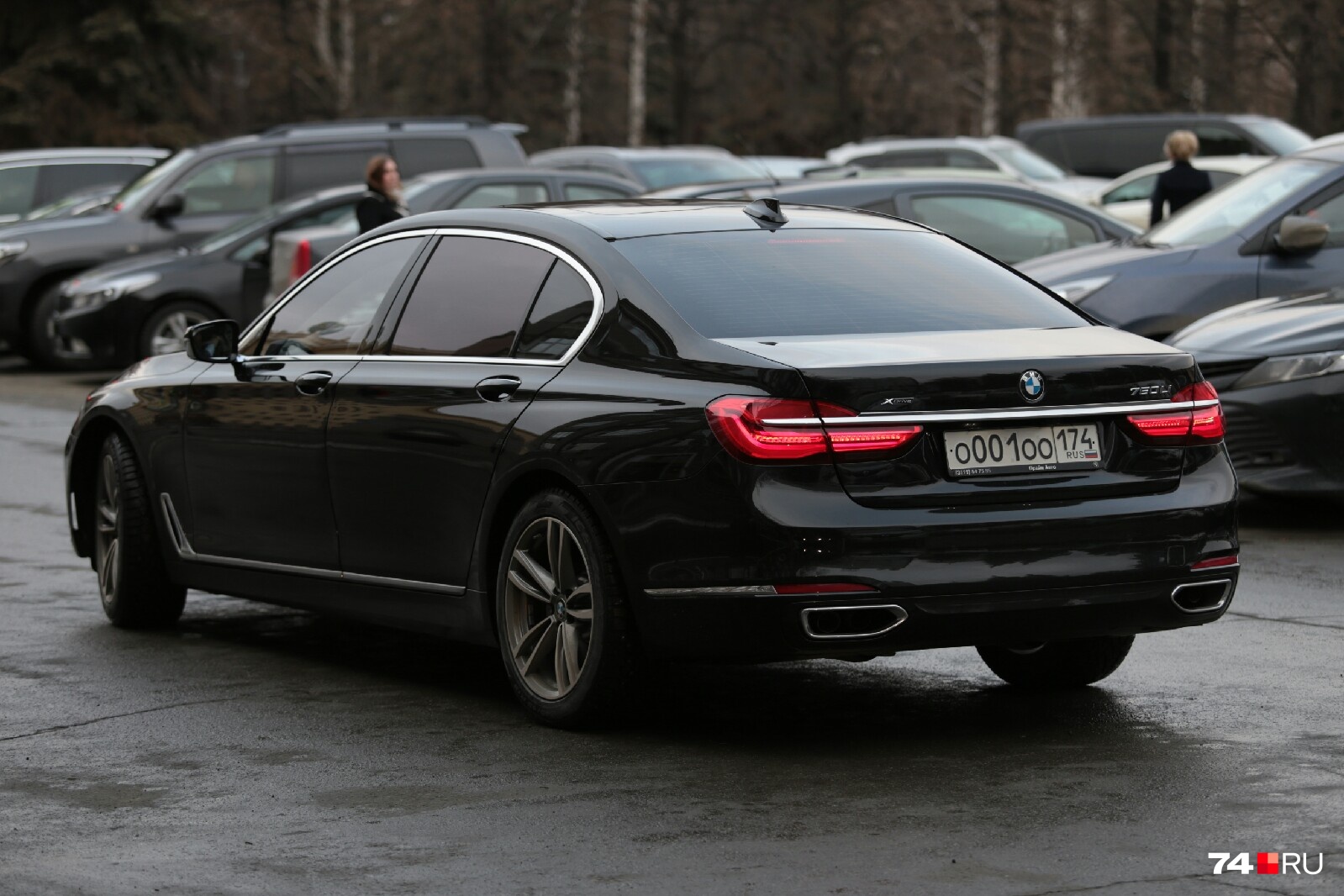 К мэрии Челябинска за Алексеем Текслером приехал служебный BMW... К мэрии Челябинска за Алексеем Текслером приехал служебный BMW...