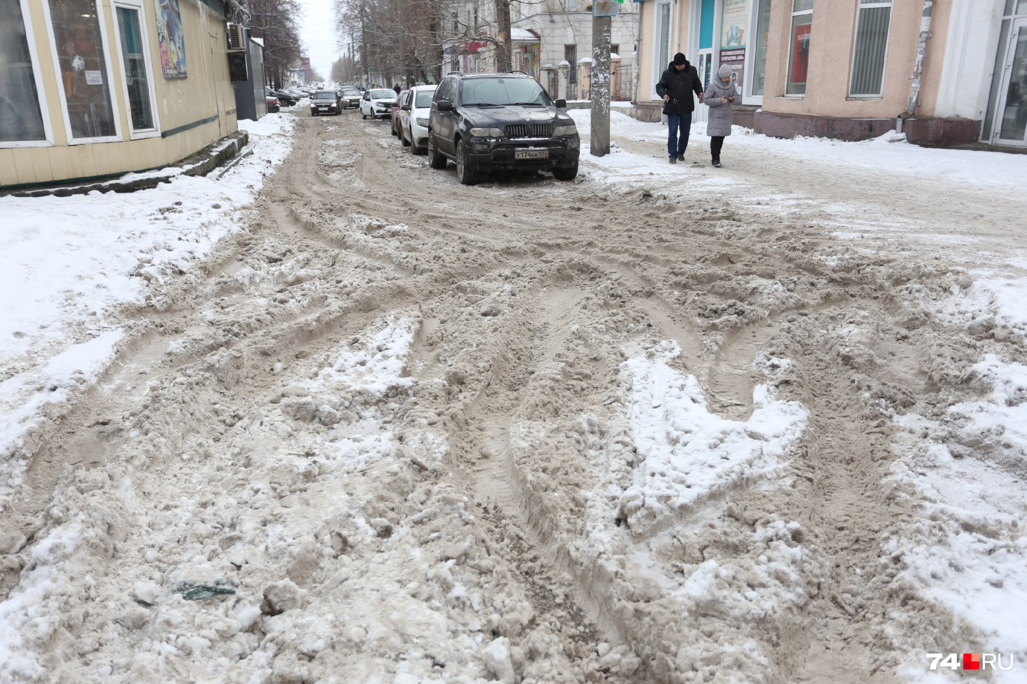 Снег вынуждены месить и пешеходы, и машины Снег вынуждены месить и пешеходы, и машины