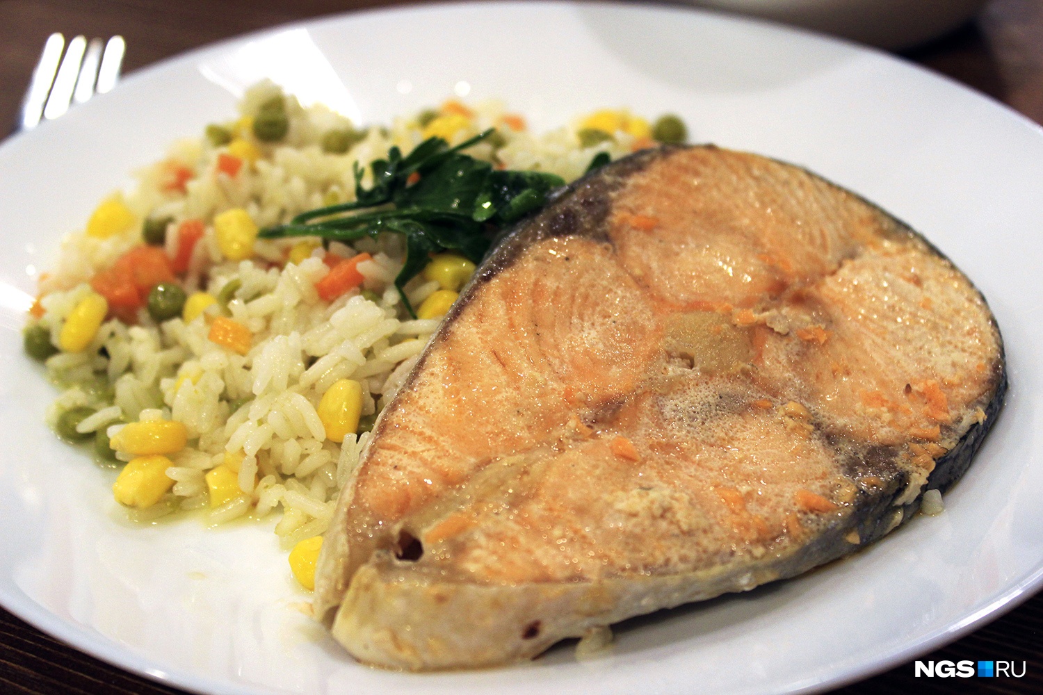 Рыба запеченная с рисом. Рыба с рисом и овощами. Жареная рыба с рисом. Рыба с рисом в духовке.