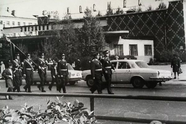 Парад Победы на улице Республики. 9 мая 1982 года Парад Победы на улице Республики. 9 мая 1982 года