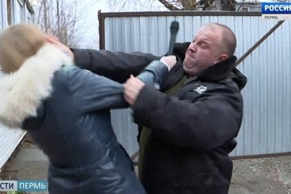 Девушке пришлось отбиваться микрофоном Девушке пришлось отбиваться микрофоном