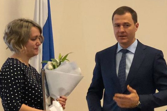 Мэр наградил Елену на общегородской планёрке Мэр наградил Елену на общегородской планёрке