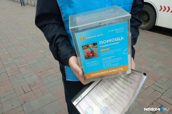 Волонтеры по требованию показывают копию лицензии Волонтеры по требованию показывают копию лицензии