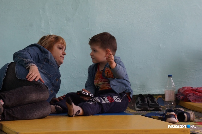 Жительница Ачинска с ребенком в эвакуационном пункте