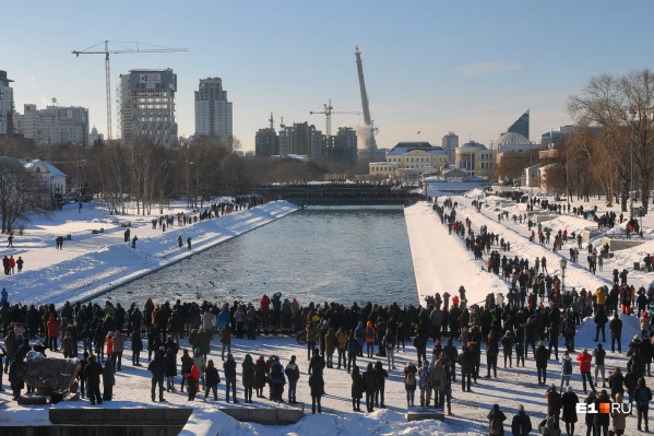 Снос телебашни, вид с Плотинки Снос телебашни, вид с Плотинки 