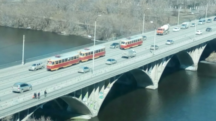На Макаровском мосту встали трамваи