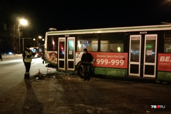У автобуса разбита задняя часть У автобуса разбита задняя часть