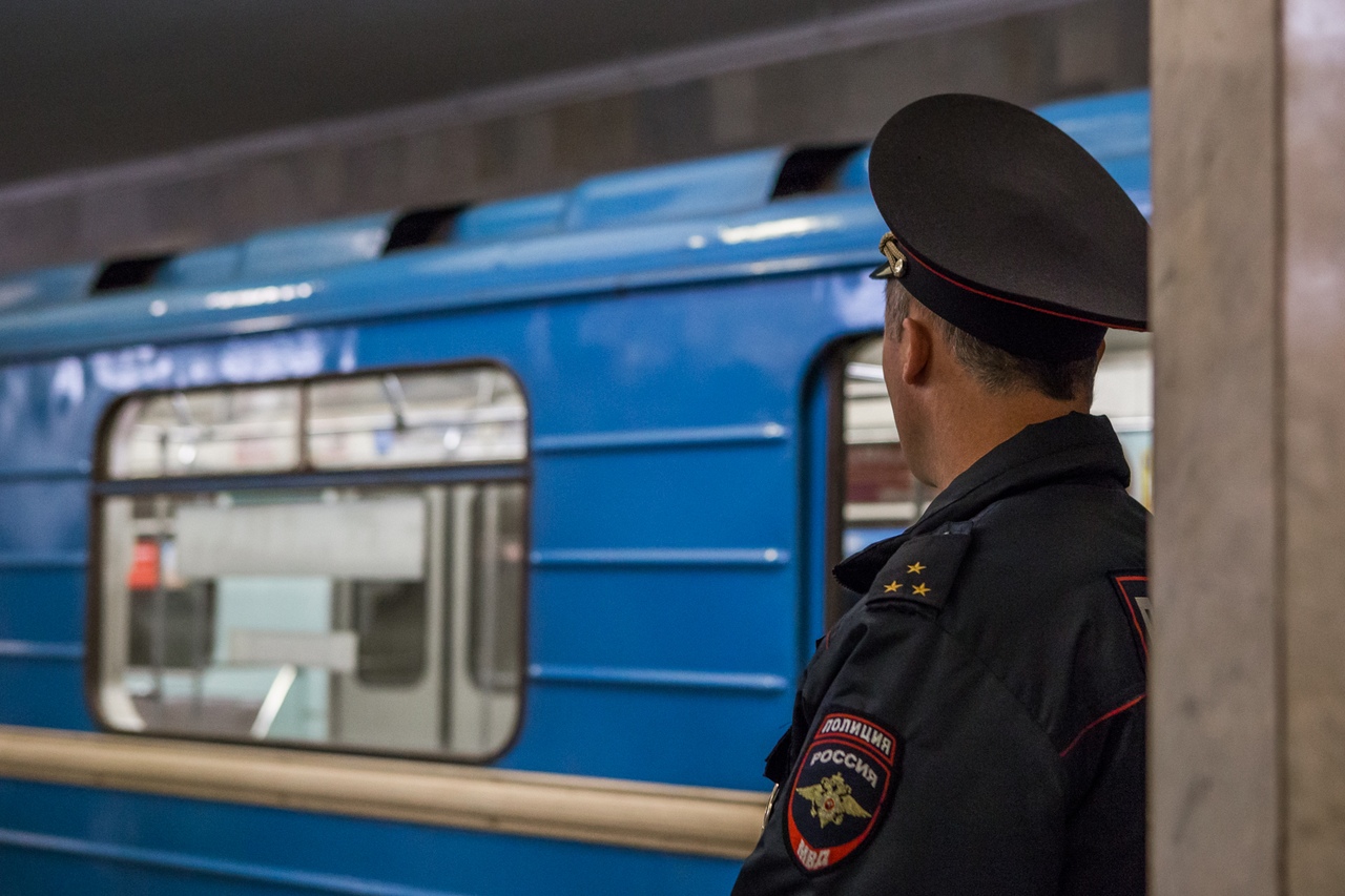 Двое мужчин устроили разборку на станции метро «Октябрьская»