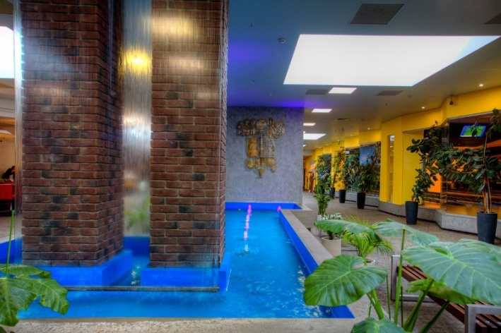 Фонтан на входе в кинотеатр