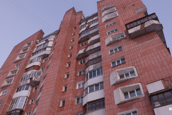 Специалисты уже начали проверку грунта возле дома Специалисты уже начали проверку грунта возле дома