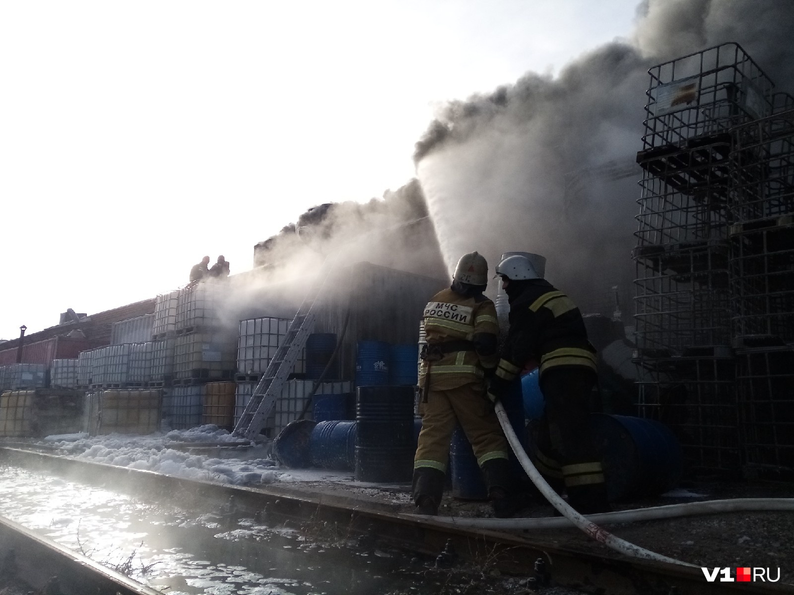Пожарные пытаются локализовать огонь Пожарные пытаются локализовать огонь