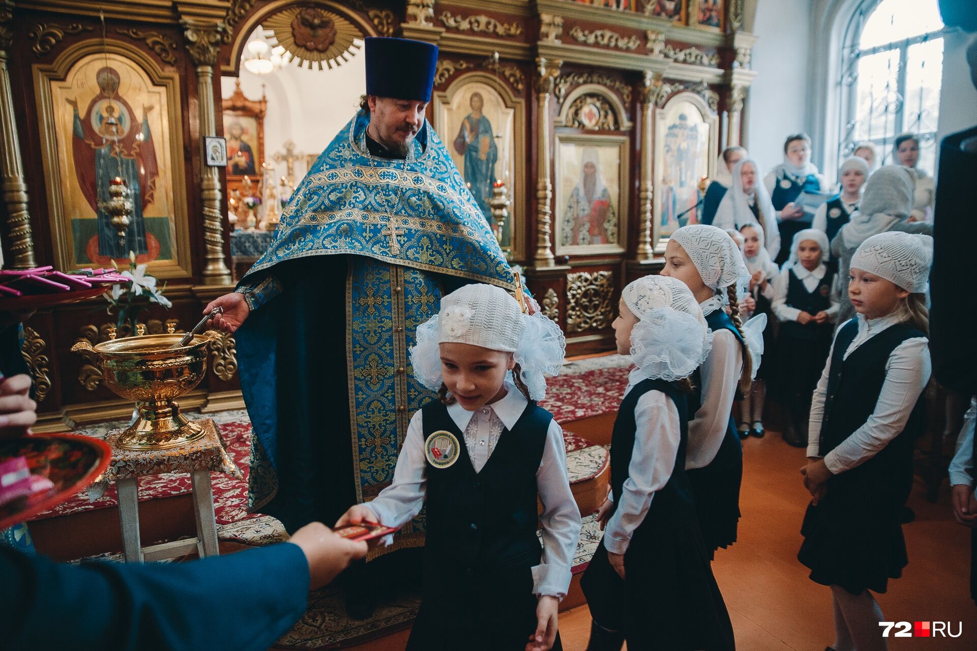 У гимназистов, кстати, тоже есть свой дресс-код. Девочкам можно носить на занятия только черные юбки ниже колен, белые платки и зеленые жилетки, а мальчикам — черные брюки и подшитые кителя У гимназистов, кстати, тоже есть свой дресс-код. Девочкам можно носить на занятия только черные юбки ниже колен, белые платки и зеленые жилетки, а мальчикам — черные брюки и подшитые кителя