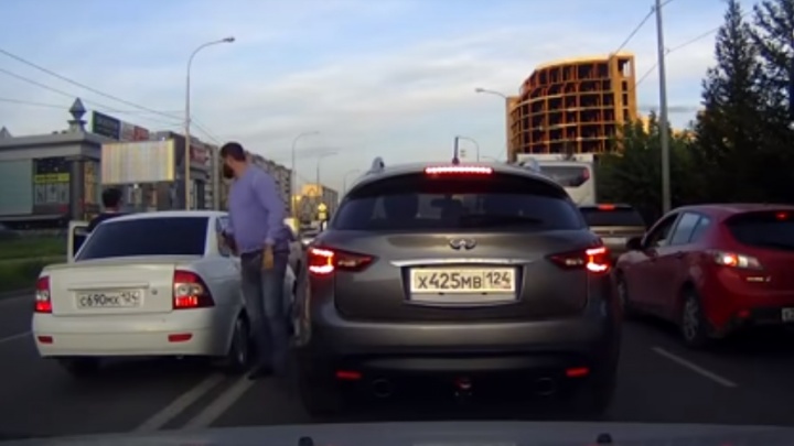 В ГИБДД оштрафовали водителя белой «Приоры» из-за жалоб сразу 10 красноярцев