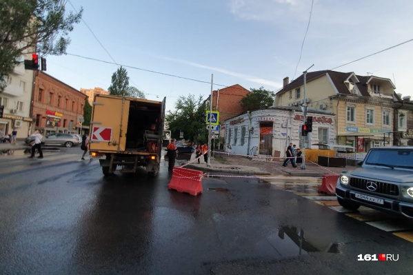 На место ЧП уже приехали коммунальные службы На место ЧП уже приехали коммунальные службы 