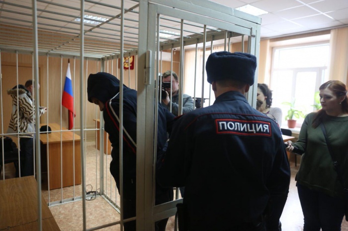 Выслушавшего приговор Сергея Романова выводят из зала суда Выслушавшего приговор Сергея Романова выводят из зала суда