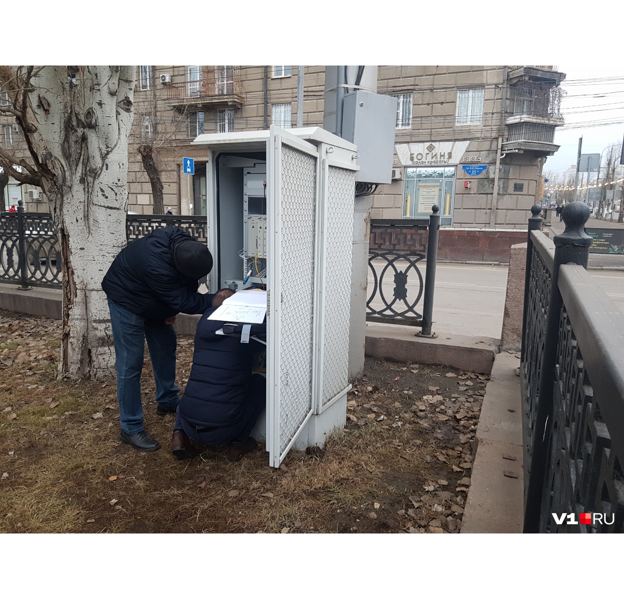 Рабочие до сих пор «колдуют» в шкафу управления Рабочие до сих пор «колдуют» в шкафу управления 