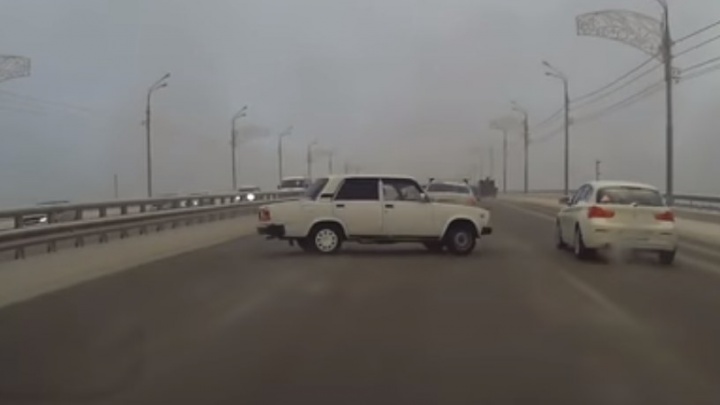 Водители чудом избежали столкновения с крутящимся на Октябрьском мосту ВАЗом
